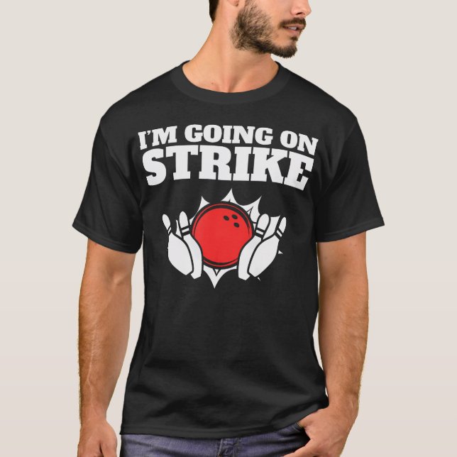 Funny Bowling Pun I'M Going On Strike T-Shirt (Vorderseite)