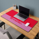 Funny Breaadern Moderne Minimalistische, kühne ros Schreibtischunterlage<br><div class="desc">Mit dieser lustigen Schreibtischmatte können Sie Ihren Arbeitsbereich mit etwas Spaß und Persönlichkeit bereichern! Diese Schreibtischmatte enthält ein unglaublich witzig motivierend Zitat, das Sie jedes Mal lächeln lässt, wenn Sie es ansehen. Egal, ob Sie von der Zuhause oder in einem Büro arbeiten, diese Schreibtischmatte wird Ihnen den Tag aufheitern und...</div>