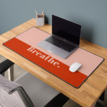 Funny Breaadern Modernes Minimalistisches kühnes O Schreibtischunterlage<br><div class="desc">Mit dieser lustigen Schreibtischmatte können Sie Ihren Arbeitsbereich mit etwas Spaß und Persönlichkeit bereichern! Diese Schreibtischmatte enthält ein unglaublich witzig motivierend Zitat, das Sie jedes Mal lächeln lässt, wenn Sie es ansehen. Egal, ob Sie von der Zuhause oder in einem Büro arbeiten, diese Schreibtischmatte wird Ihnen den Tag aufheitern und...</div>