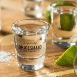 Funny Bridesmaid Brautparty Name Schnapsglas<br><div class="desc">Die lustige Brautjungfrau schoss ein Glas mit ihrem Namen,  dem Titel "BRIDESMAID",  und dem Sprichwort (das verrückte),  das man ändern kann,  um jede Persönlichkeit der ausgewählten Brautjungfrauen zu Anzug.</div>