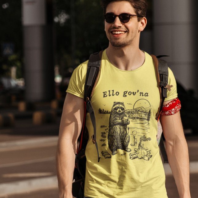 Funny British Raccoon Eating Garbage Campfire T-Shirt (Von Creator hochgeladen)