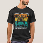 Funny Brother Birthday Sprichwort Gamer Gaming T-Shirt<br><div class="desc">Großartiges Geschenk für die Schwester an ihren Bruder zu Weihnachten oder zum Geburtstag. Damit zeigt die Schwester, wie sehr sie ihren Bruder Liebe. Caption: "Ich habe zwei Titel - Bruder und Gamer und ich zerquetsche sie beide". Schönes Geburtstagsgeschenk. Großartiges Geschenk in letzter Minute zu Weihnachten oder zum Geburtstag für den...</div>