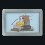 Funny Bulldozer Driving Cartoon Rechteckige Gürtelschnalle<br><div class="desc">Dieser Stier bewegt sich auf seiner eigenen Erde und treibt einen Bulldozer im lustigen Cartoon-Stil.</div>
