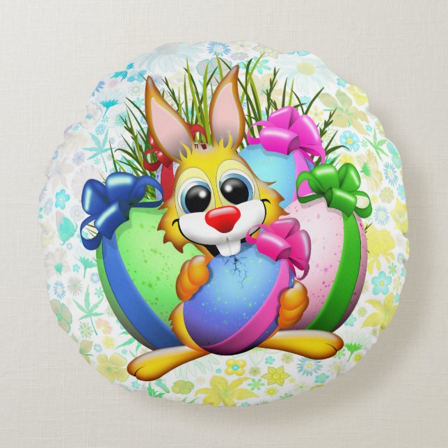 Funny Bunny biting an Easter Egg Rundes Kissen (Vorderseite)