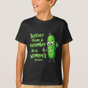 Funny Business als ein Gurken in einem Frauengefän T-Shirt