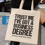Funny Business School Abschluss Custom Uni Tragetasche<br><div class="desc">Vertrau mir,  ich habe einen Abschluss in Wirtschaft got. Ein Abschluss Spaß Taschengeschenk für einen Absolventen,  der einen Master in Betriebswirtschaft von einer Uni oder Universität. Ein lustiges Zitat von einem Geschäftsmann,  einer Geschäftsfrau oder einem Geschäftsmann.</div>