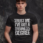 Funny Business School Abschluss MBA-Abschluss T-Shirt<br><div class="desc">Vertrau mir,  ich habe einen Abschluss in Wirtschaft got. Ein Abschluss Spaß Geschenk für einen Absolventen,  der einen Master der Betriebswirtschaft von einer Uni oder Universität. Ein lustiges Zitat von einem Geschäftsmann,  einer Geschäftsfrau oder einem Geschäftsmann.</div>