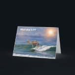 Funny Camel Surfing in the Ocean Birthday Card Karte<br><div class="desc">Diese bezaubernde Karte zeigt mein Originalwerk, das ist mein Foto von Ozean und Wellen, das mit meinem Kamelfoto verschmilzt. Ich wandte eine Illustrierte Maltechnik an, um ihm einen künstlerischen Flair zu geben. Die Vorderseite der Karte Staaten, "Was für ein Tag ist es?" und die Innenseite der Karte Staaten "Es ist...</div>