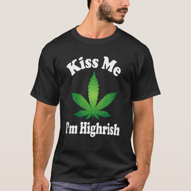 Funny Canabis Hippie Lucky Weed Leaf Kiss Me I T-Shirt (Vorderseite)