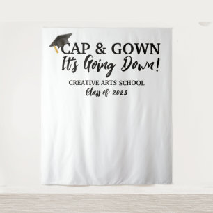 Funny Cap and Gown - Es geht über den Stand des Fo Wandteppich