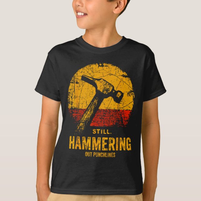 Funny Carpenter Still Hammering Out Punchlines Vin T-Shirt (Vorderseite)