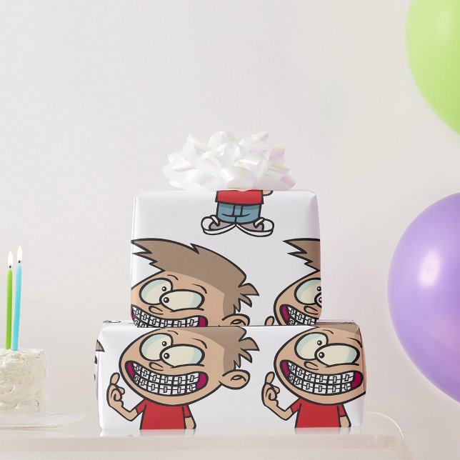Funny Cartoon Boy mit Braces Smile Geschenkpapier (Von Creator hochgeladen)