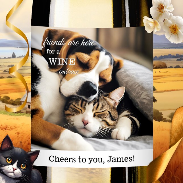 Funny Cat and Dog Friendship Foto Weinetikett (Friendship funny wine label featuring a warm embrace of a dog and cat (or your photo))