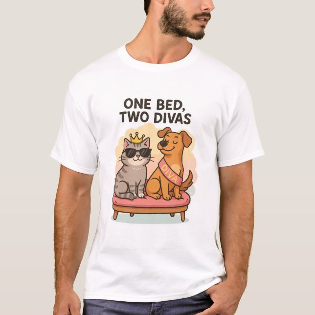 Funny Cat and Dog T - Shirt - Ein Bett, zwei Divas (Vorderseite)