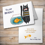 Funny Cat and Fish Birthday Card Karte<br><div class="desc">Hier ist eine lustige Geburtstagskarte, die jedem ein Lächeln bringen wird! Die Vorderseite hat ein Cartoon-Bild einer schwarzen Katze mit einem goldfarbenen, schwarz und weiß gestreiften Pullover. Er sitzt neben einem Goldfisch in einer Schüssel. Im Text steht: "Es ist dein Geburtstag!" Der Insider-Text in Gold und Schwarz sagt: "Ich habe...</div>