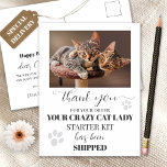 Funny Cat Custom Foto Geburtstagskarte Postkarte<br><div class="desc">Ein niedlicher Katzengeburtstag herzlichen Glückwunsch an die Postkarte mit Ihrem individuellen Foto mit einem schlichten,  weißen Rahmen mit hellgrauen Katzenpfoten. Auf der Rückseite ist ein spezielles Lieferetikett. Ideal für einen Katzenliebhaber.</div>