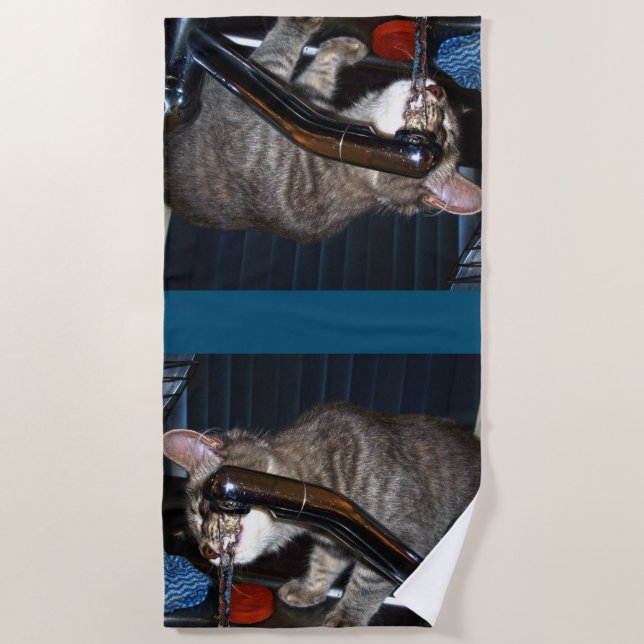 Funny Cat Drink aus Stich, Strandtuch (Vorderseite)