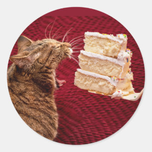 Funny Cat Eating a Big Piece Runder Aufkleber
