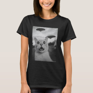 Funny Cat Einnahme von Selfie mit UFOs in einem Wa T-Shirt