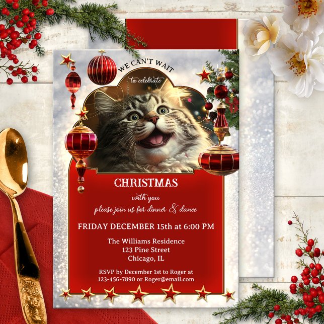 Funny Cat Festlicher Weihnachtsfeiertag Einladung (A funny Christmas holiday invitation featuring an all exited kitty watching the ornaments and lights)
