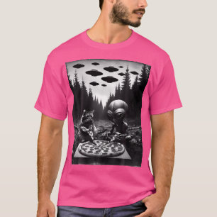 Funny Cat mit Alien Essen Pizza. Katze und Ufo Wel T-Shirt