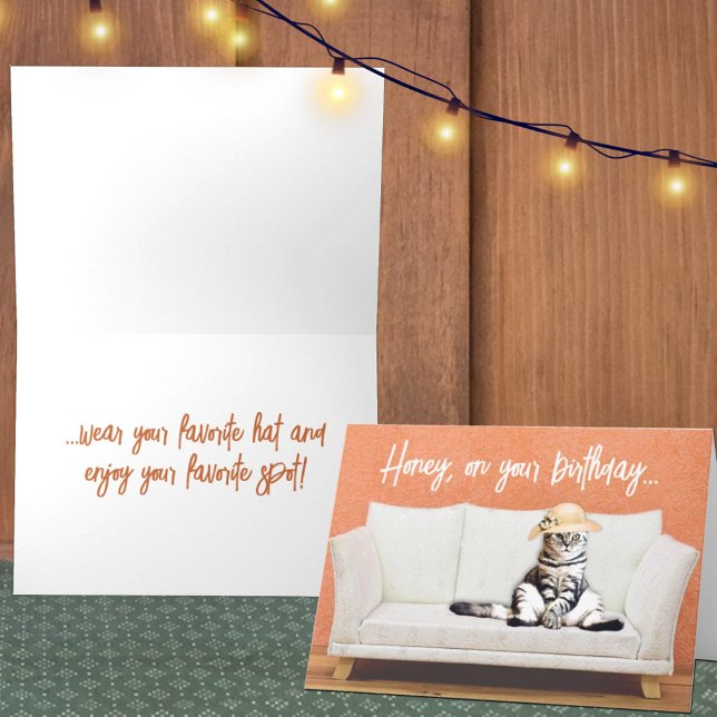 Funny Cat mit einem Sonnenhut auf einem Couch Gebu Karte (Template greeting card cover and inside. )