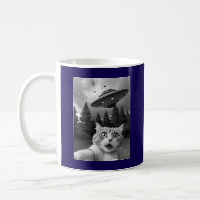 Funny Cat Selfie mit UFO Alien Drones Kaffeetasse (Links)