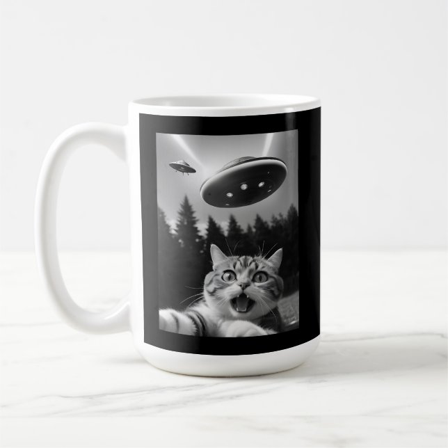 Funny Cat Selfie mit UFO-Alien Kaffeetasse (Links)