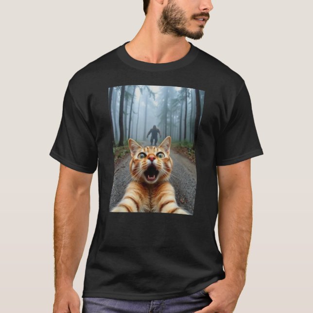 Funny Cat Selfie & Sasquatch Graphic V2 T-Shirt (Vorderseite)
