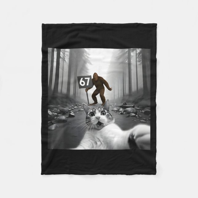 Funny Cat Selfie With Bigfoot 67 Six Seven Meme Me Fleecedecke (Vorderseite)