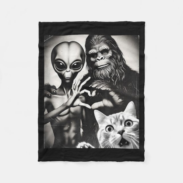 Funny Cat Selfie With Romantic Bigfoot In Love Wit Fleecedecke (Vorderseite)