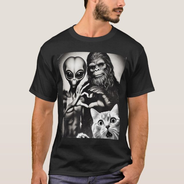 Funny Cat Selfie With Romantic Bigfoot In Love Wit T-Shirt (Vorderseite)