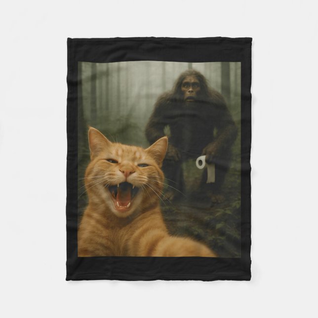 Funny Cat Surprised Happy Selfie With Bigfoot Sasq Fleecedecke (Vorderseite)