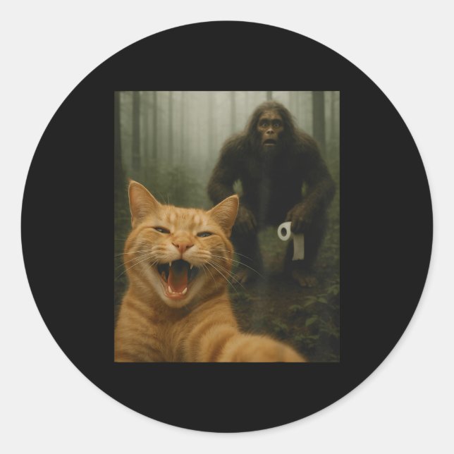 Funny Cat Surprised Happy Selfie With Bigfoot Sasq Runder Aufkleber (Vorderseite)
