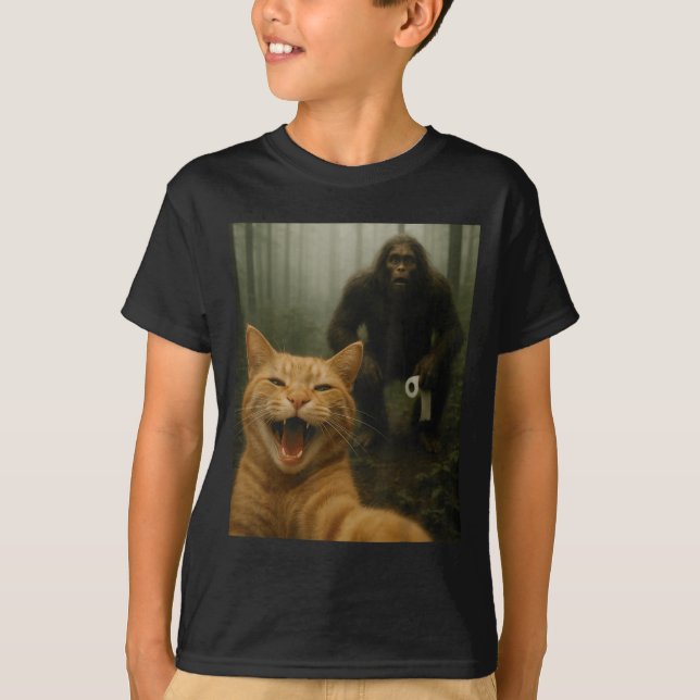 Funny Cat Surprised Happy Selfie With Bigfoot Sasq T-Shirt (Vorderseite)