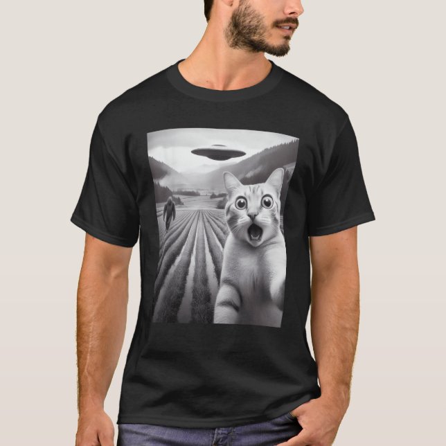 Funny Cat Taking Selfie with UFO Alien and Bigfoot T-Shirt (Vorderseite)