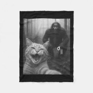Funny Cat überrascht glücklich Selfie mit Bigfoot  Fleecedecke