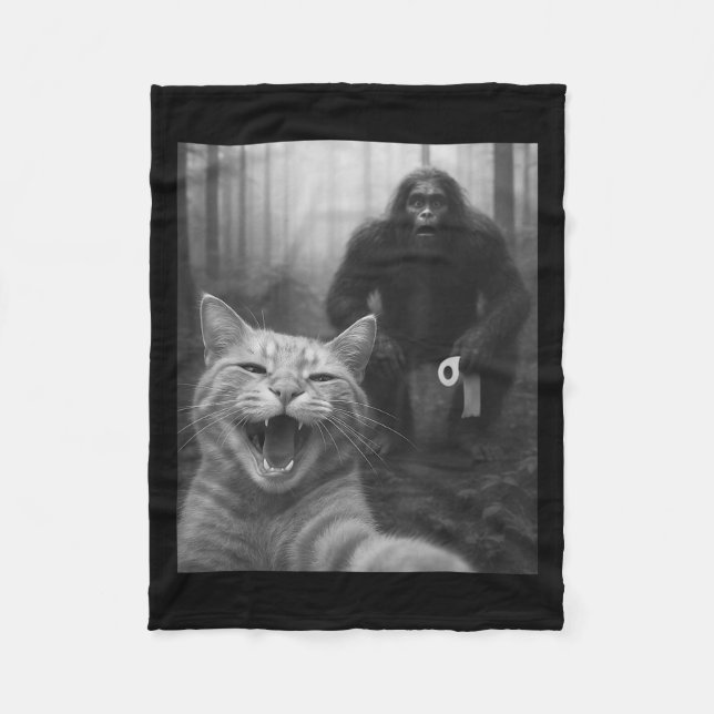 Funny Cat überrascht glücklich Selfie mit Bigfoot  Fleecedecke (Vorderseite)