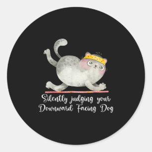Funny Cat Yoga Quotes still urteilen Runder Aufkleber