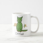 Funny Catcus Zeichnend Kaktus Kaffeetasse<br><div class="desc">Dieser lustige Schlamm zeigt ein einfaches zeichn eines grünen,  katzenförmigen Kaktuss oder "Katcus". Im Vordergrund erscheint der Catcus mit zwei regulären Kakteen in der Ferne vor zwei Mesas. Eine Tasse für jeden,  der die oft prickelnde Natur von Katzen schätzt.</div>
