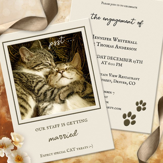 Funny Cats Custom Foto Engagement Party Einladung (A funny cat engagement party invitation in boho chic tan colors, with custom photo option)