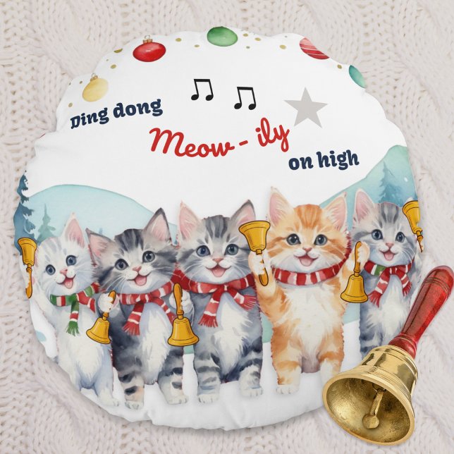 Funny Cats Wasserfarbe Personalisiert Weihnachten Rundes Kissen (A round pillow with funny cartoon of cats playing their favorite Christmas carol on hand bells)
