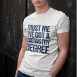 Funny Chemie Abschluss Chem Graduate Spaß T-Shirt<br><div class="desc">Vertraue mir,  ich habe ein Chemiediplom Got. Ein lustiges Chemiker-Abschluss-Geschenk für einen Wissenschaftler,  der mit Materie und Experimenten arbeitet. Ein cooler Doktorand in blau.</div>
