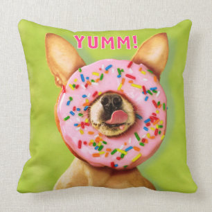 Funny Chihuahua Hund mit Sprinkle Donut auf Nase Kissen