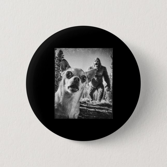 Funny Chihuahua Selfie With Bigfoot Sasquatch Cryp Button (Vorderseite)