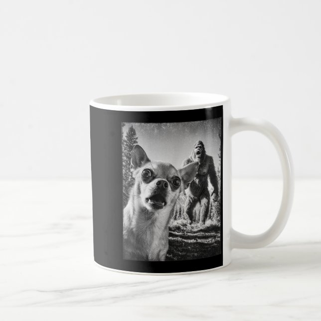 Funny Chihuahua Selfie With Bigfoot Sasquatch Cryp Kaffeetasse (Rechts)