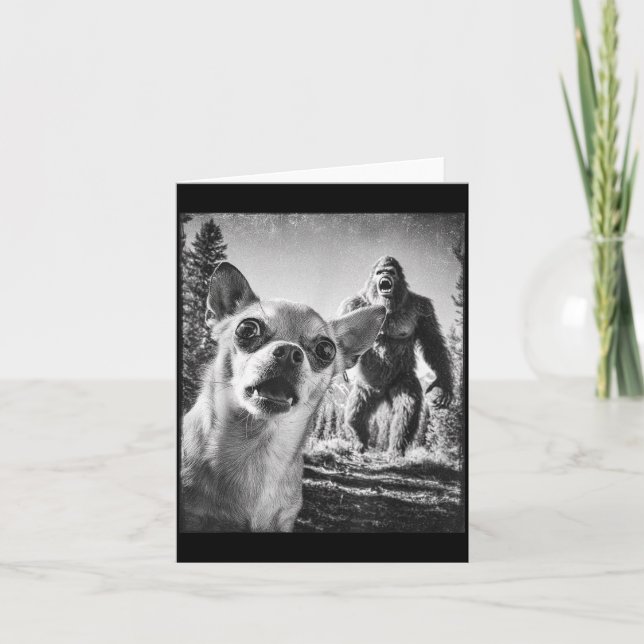 Funny Chihuahua Selfie With Bigfoot Sasquatch Cryp Karte (Vorderseite)