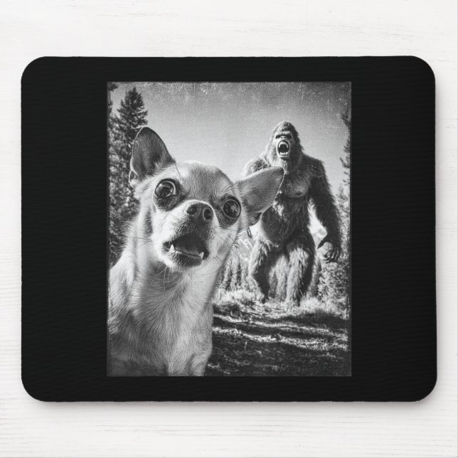 Funny Chihuahua Selfie With Bigfoot Sasquatch Cryp Mousepad (Vorne)