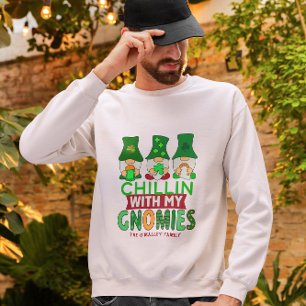 Funny Chillin mit Gnomies St Patricks Day Sweatshirt