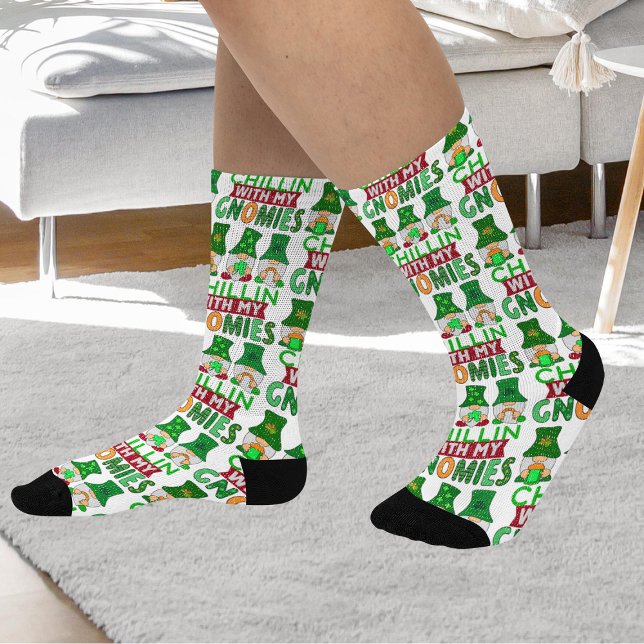 Funny Chillin mit Gnomies St Patricks Day Unisex Socken (Funny Chillin with Gnomies St Patrick's Day Unisex Socks)